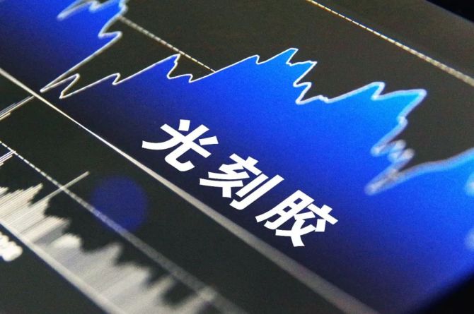 ICP等離子去膠機(jī)依托晟鼎多年的光刻去膠的經(jīng)驗(yàn)積累，采用高密度、低損傷等離子源設(shè)計(jì)，同時(shí)配備晟鼎成熟的遠(yuǎn)程ICP技術(shù)，達(dá)到高水平的去膠速率，并實(shí)現(xiàn)去膠損傷抑制；采用獨(dú)立腔室結(jié)構(gòu)設(shè)計(jì)，實(shí)現(xiàn)均勻的流場(chǎng)分布，去膠均勻性表現(xiàn)優(yōu)異。